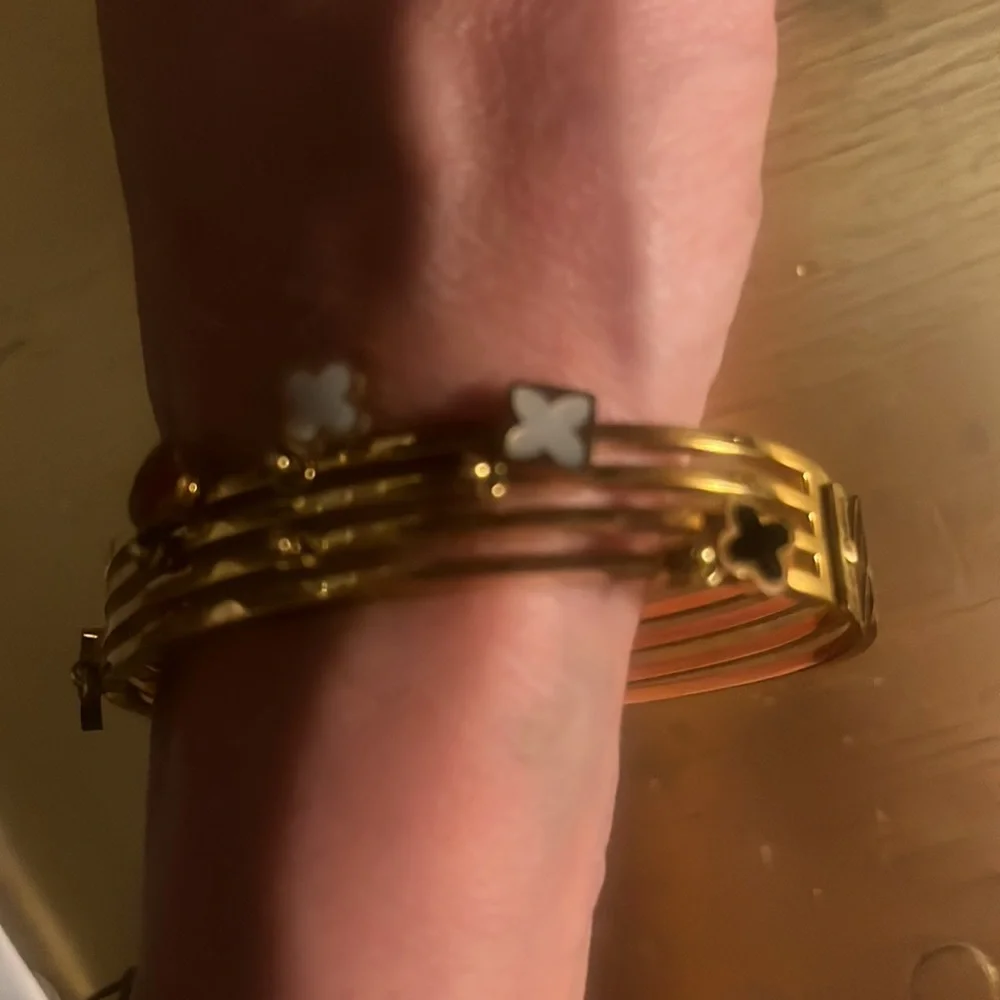 Gorgeous bangle! Beautiful charms similar to LV but the bracelet has its own ❤️ - Picture 7 of 11